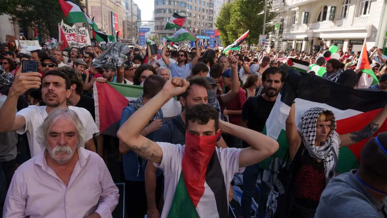 Varias personas con banderas de Palestina en la Gran Vía antes de pasar la etapa 21 de la Vuelta Ciclista a España, a 14 de septiembre de 2025, en Madrid. (Foto: Matias Chiofalo / Europa Press)