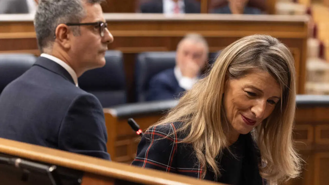 El ministro de la Presidencia, Justicia y Relaciones con las Cortes, Félix Bolaños, y la vicepresidenta segund y ministra de Trabajo y Economía Social, Yolanda Díaz, durante una sesión de control al Gobierno, en el Congreso de los Diputados, a 22 de octubre de 2025, en Madrid. (Eduardo Parra / Europa Press)