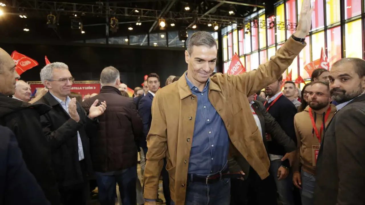 El secretario general del PSOE y presidente del Gobierno, Pedro Sánchez, durante el cierre de las jornadas ‘Atrévete a construir el futuro. Los Fondos Next Generation, motor de crecimiento en Castilla y León’, en el Palacio de Exposiciones de León, a 26 de octubre de 2025, en León, Castilla y León. (Fernando Otero / Europa Press)