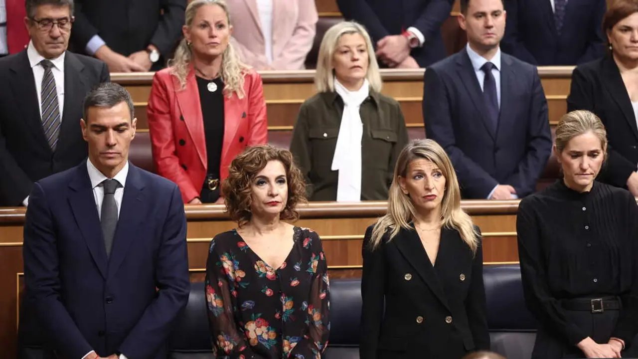 El presidente del Gobierno, Pedro Sánchez, la vicepresidenta primera y ministra de Hacienda, María Jesús Montero, la vicepresidenta segunda y ministra de Trabajo y Economía Social, Yolanda Díaz, y la ministra para la Transición Energética, Sara Aagesen, guardan un minuto de sielncio por las víctimas de la dana, durante una sesión de control, en el Congreso de los Diputados, a 29 de octubre de 2025. (Eduardo Parra / Europa Press)