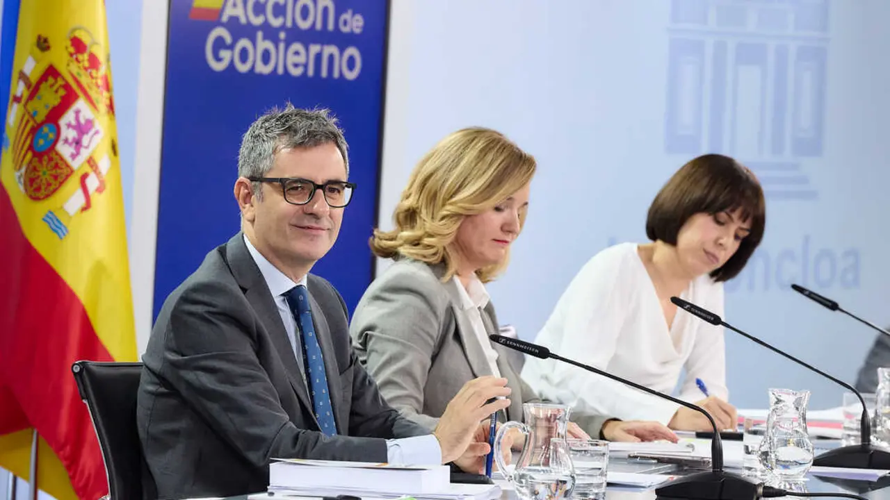 (i-d) El ministro de Presidencia, Justicia y Relaciones con las Cortes, Félix Bolaños, la ministra de Educación, Formación Profesional y Deportes, Pilar Alegría, y la ministra de Ciencia, Innovación y Universidades, Diana Morant,, durante una rueda de prensa posterior a la reunión del Consejo de Ministros, en el Palacio de la Moncloa, a 28 de octubre de 2025, en Madrid. (Jesús Hellín / Europa Press)