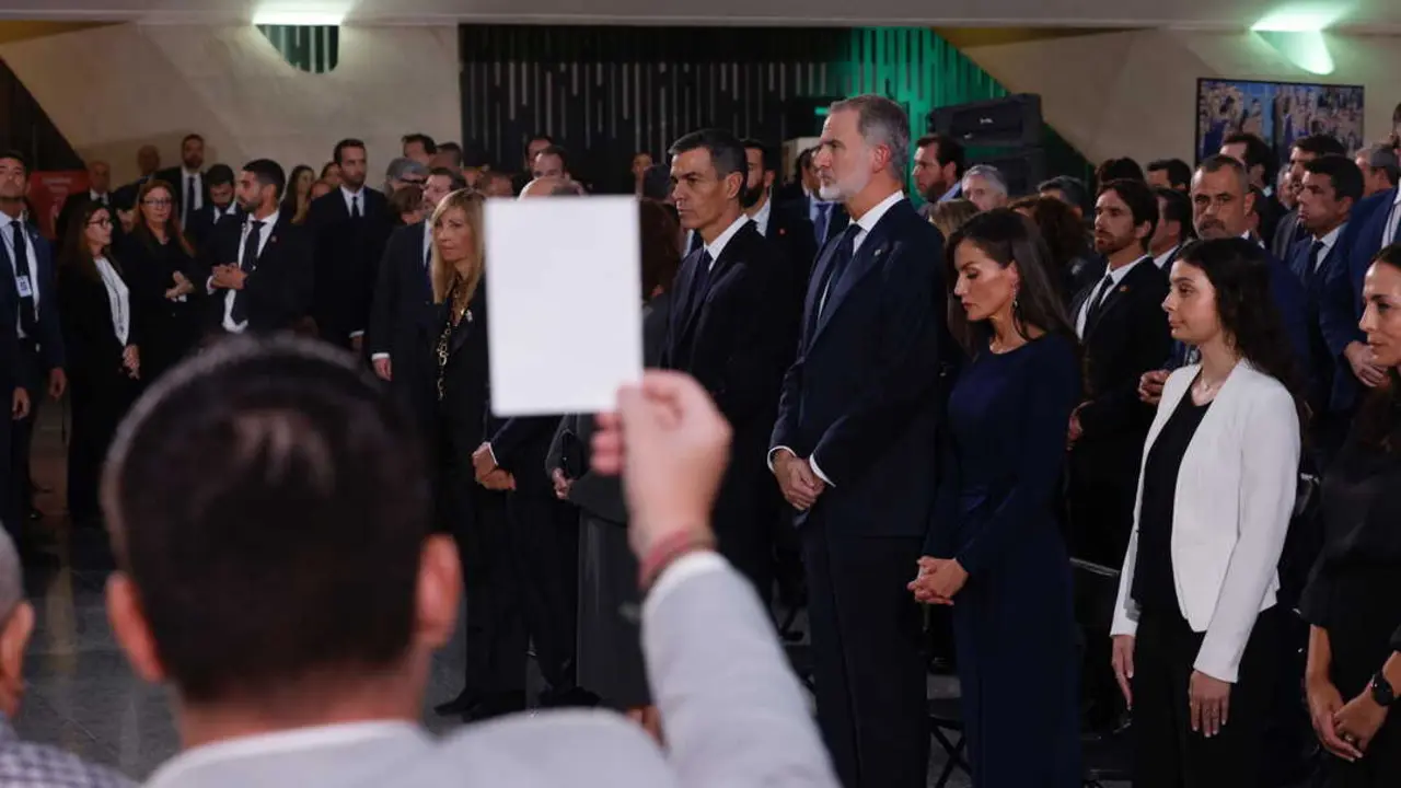 El presidente del Gobierno, Pedro Sánchez; y los reyes Felipe VI y Letizia; durante el homenaje a las víctimas de la dana, en el Museo de las Ciencias Príncipe Felipe, a 29 de octubre de 2025, en Valencia. (Foto: Rober Solsona / Europa Press)