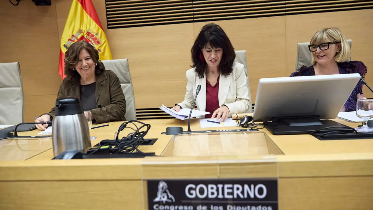 La ministra de Igualdad, Ana Redondo (c), comparece ante la Comisión de Igualdad, en el Congreso de los Diputados, a 27 de octubre de 2025, en Madrid. (Jesús Hellín / Europa Press)