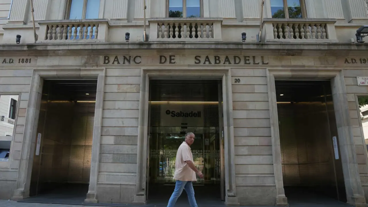 Fachada de la sede histórica del Banc Sabadell, a 6 de agosto de 2025, en Sabadell, Barcelona. (Foto: David Zorrakino / Europa Press)