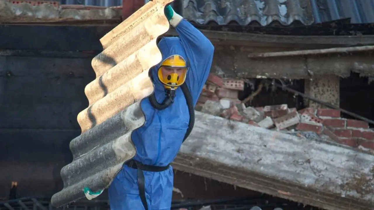Un operario retira una estructura de amianto en Extremadura. (Foto: Europa Press)
