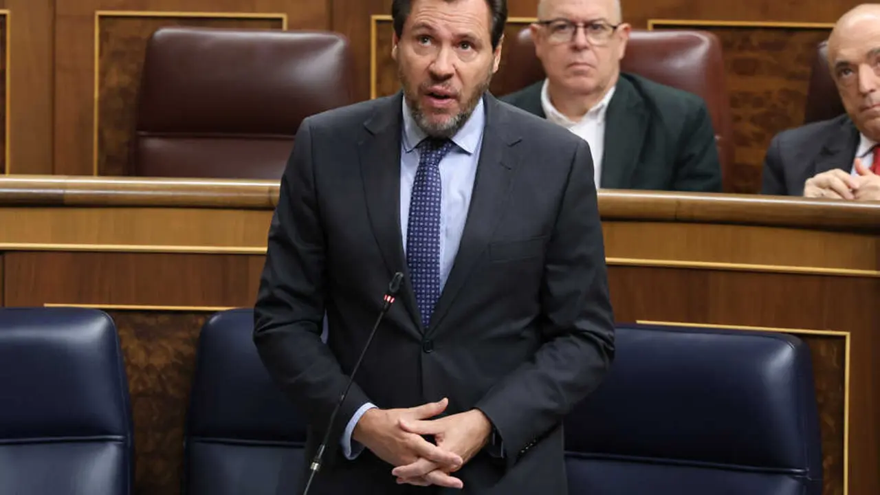 El ministro de Transportes, Óscar Puente, durante una sesión de control al Gobierno, en el Congreso, a 15 de octubre de 2025, en Madrid. (Foto: Marta Fernández / Europa Press)