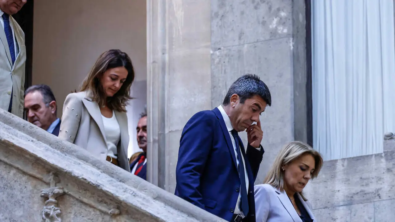 El presidente de la Generalitat valenciana, Carlos Mazón (2d), a su llegada a una declaración institucional, en el Palau de la Generalitat, a 3 de noviembre de 2025, en Valencia, Comunidad Valenciana. (Rober Solsona / Europa Press)