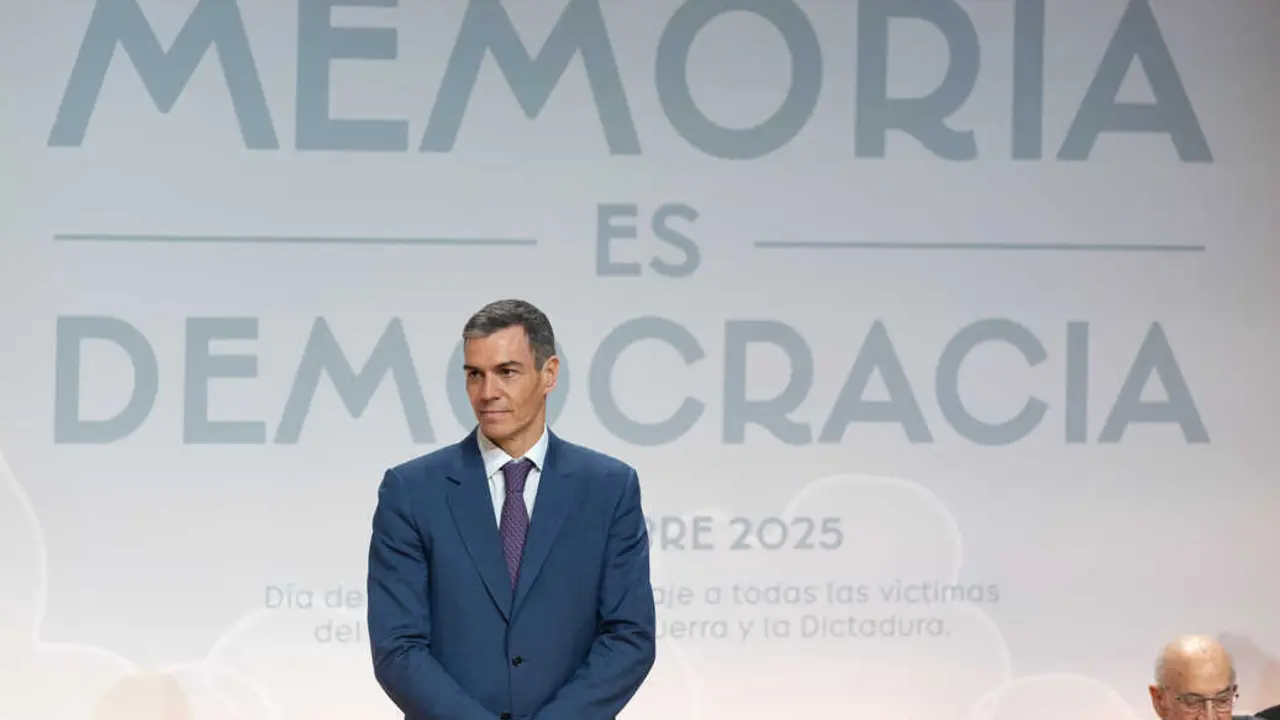 El presidente del Gobierno, Pedro Sánchez, durante un acto con motivo del 'Día de Recuerdo y Homenaje a todas las víctimas del golpe militar, la Guerra Civil y la Dictadura' en el Auditorio Nacional de Música, a 31 de octubre de 2025, en Madrid. (Eduardo Parra / Europa Press)