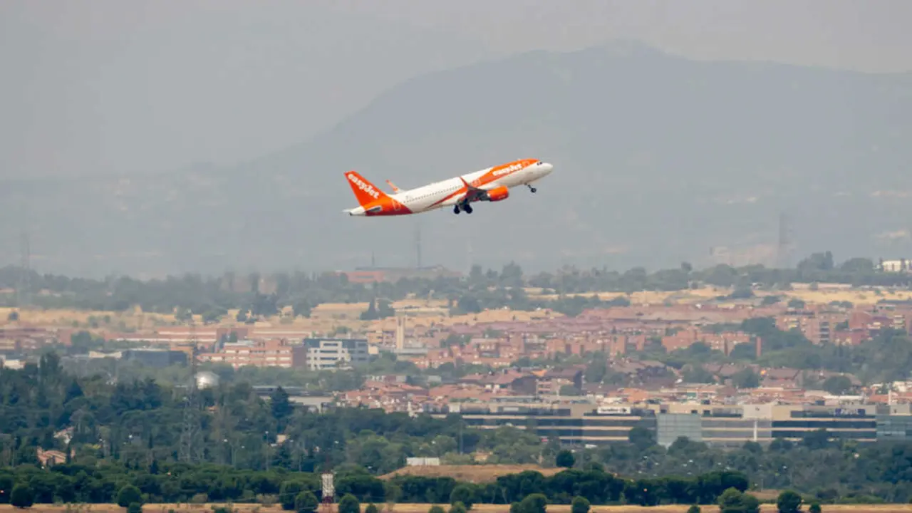 Vista de un avión despegando, desde el Mirador de Paracuellos de Jarama, a 1 de agosto de 2025, en Madrid. (Foto: Eduardo Parra / Europa Press)