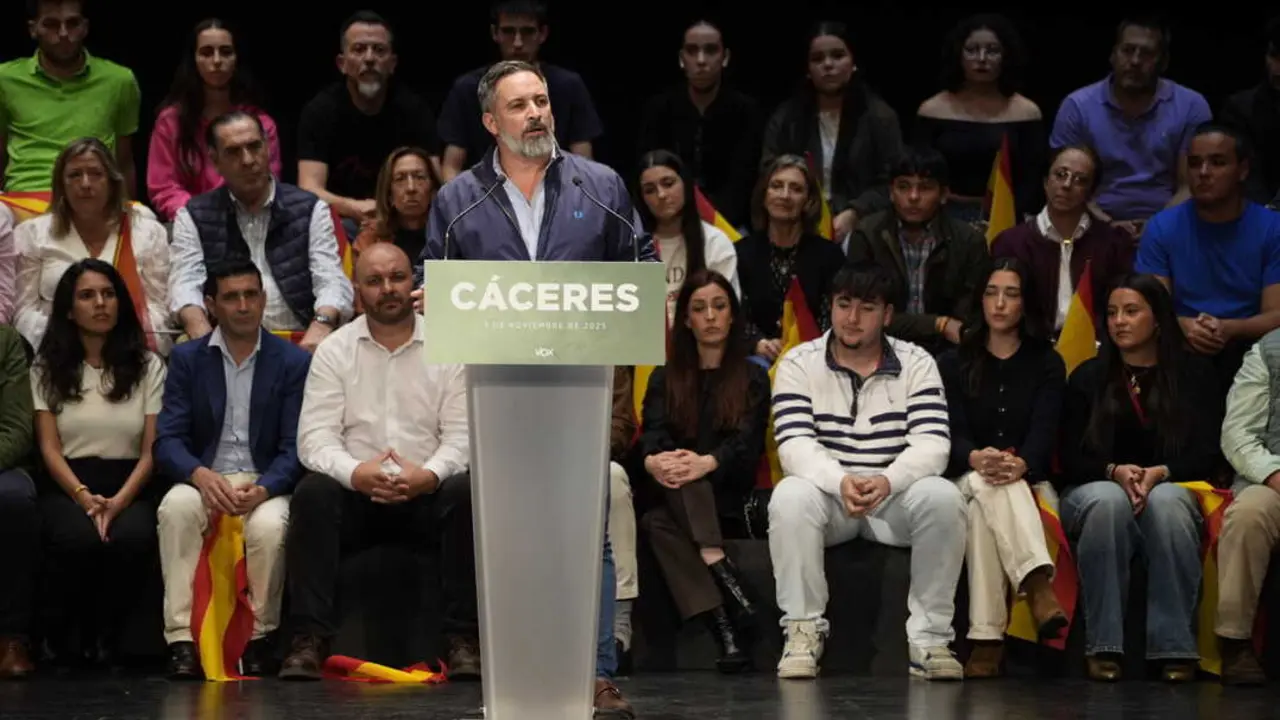Abascal acusa al PP de beneficiar a Sánchez