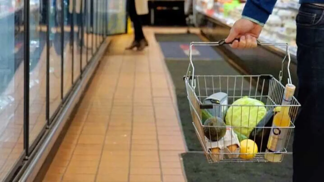 Los españoles gastan un 10% a la semana en la cesta de la compra por la subida de precios