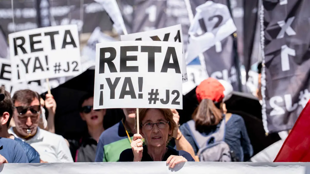 Varias personas durante una manifestación convocada por Movimiento #J2, a 14 de junio de 2025, en Madrid. (Foto: A. Pérez Meca / Europa Press)
