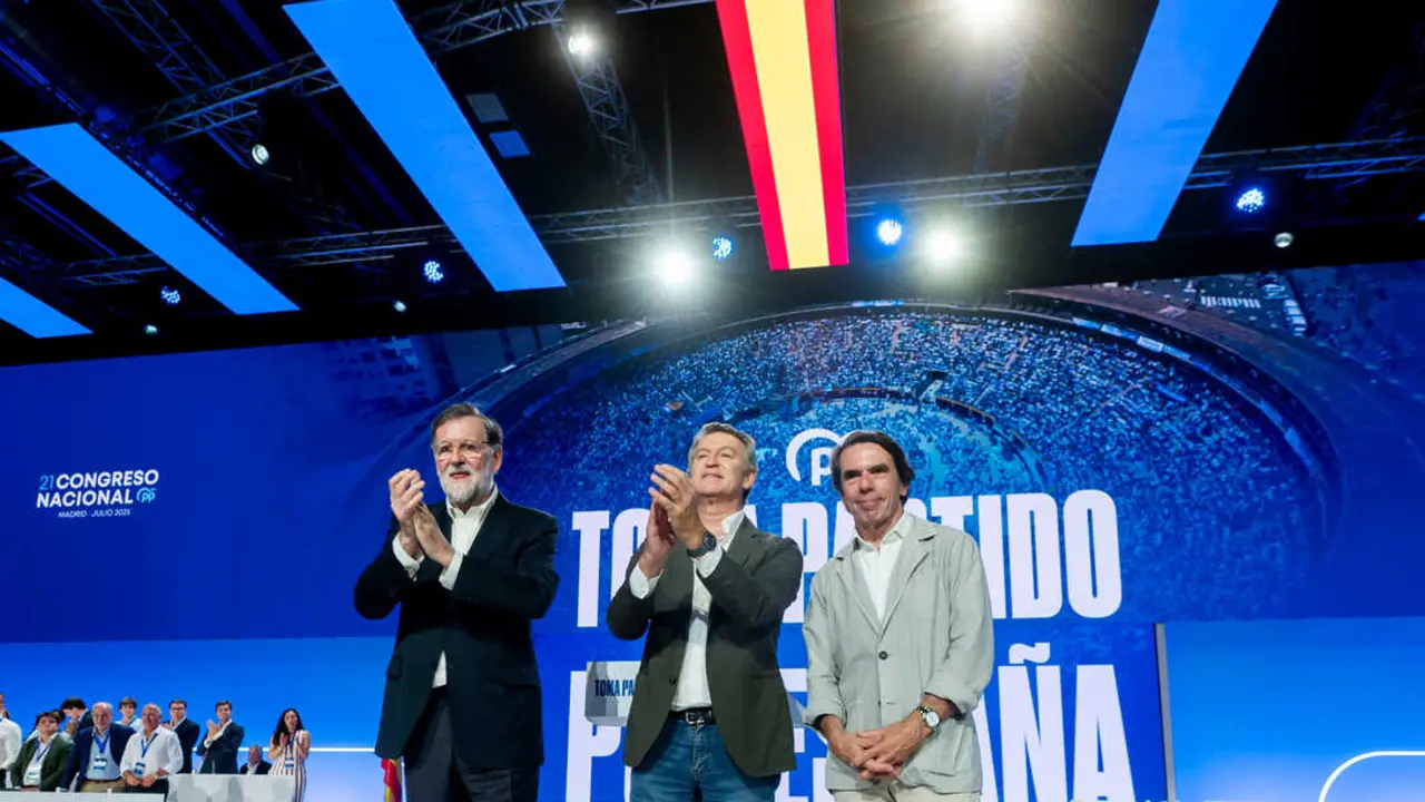 (I-D) El expresidente del Gobierno, Mariano Rajoy, el presidente del PP, Alberto Núñez Feijóo, y el expresidente del Gobierno, José María Aznar, durante el XXI Congreso Nacional del Partido Popular, a 4 de julio de 2025, en Madrid. (Foto: Alberto Ortega / Europa Press)