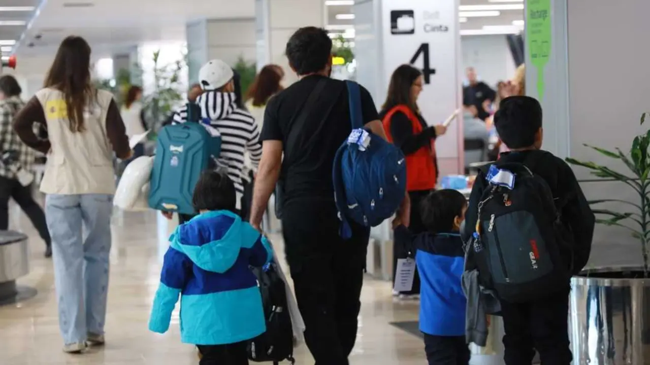 Una familia nicaragüense refugiada a su llegada a Madrid. (Foto: Ministerio de Inclusión, Seguridad Social y Migraciones)