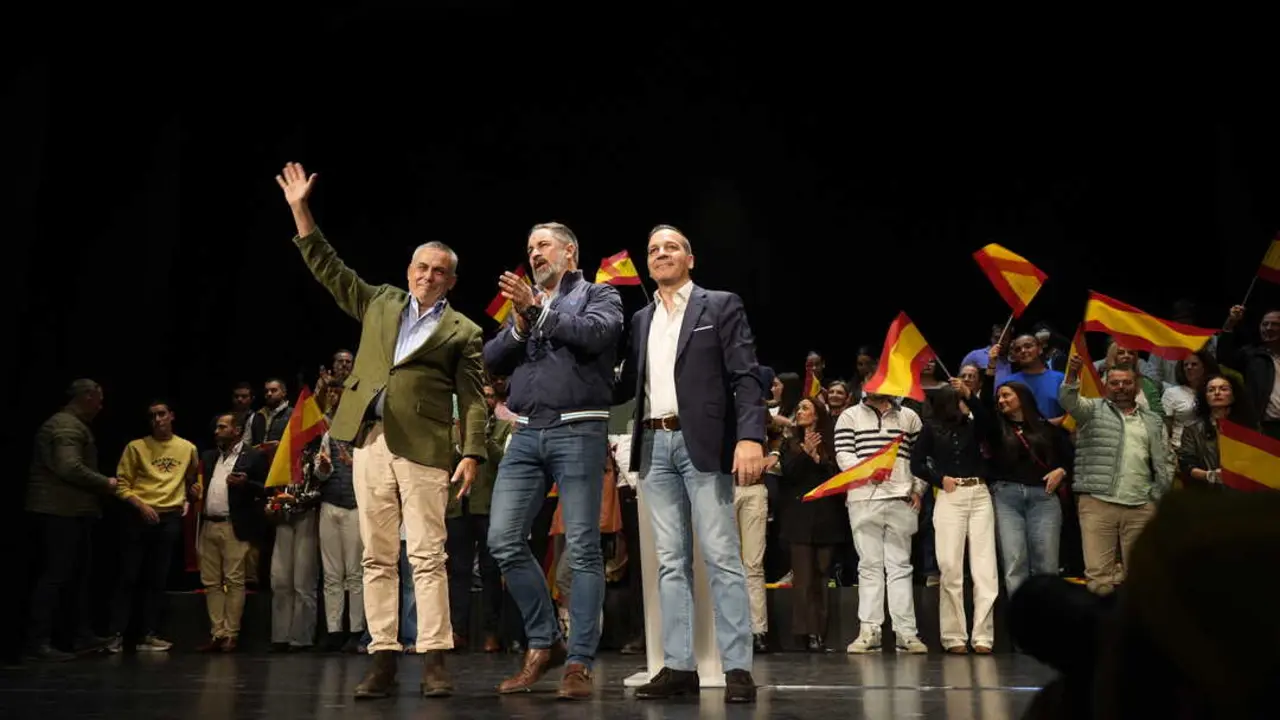 (I-D) El senador de VOX Ángel Pelayo; el presidente de Vox, Santiago Abascal; y el líder de VOX en Cáceres, Óscar Fernández; participan en un acto público, en el Gran Teatro, a 3 de noviembre de 2025, en Cáceres. (Foto: Carlos Criado / Europa Press)