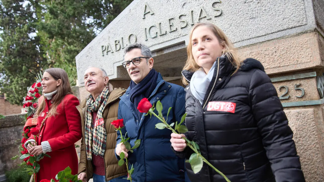 (I-D) La Secretaria de Justicia y Memoria Democrática del PSOE, Sara Bonmatí; el Secretario General de UGT, Pepe Álvarez; el ministro de la Presidencia, Justicia y Relaciones con las Cortes, Félix Bolaños; y la Secretaria General de UGT Madrid, Marina Prieto, dejan unas flores en la tumba de Pablo Iglesias Posse, durante el acto conmemorativo de Pablo Iglesias Posse, en el Cementerio Civil de Madrid, a 9 de diciembre de 2023, en Madrid. (Jesús Hellín / Europa Press)