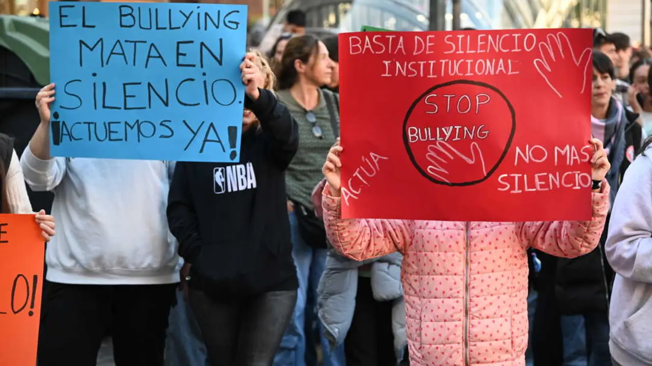 Un cartel durante una manifestación estudiantil contra el bullying y los discursos de odio, a 28 de octubre de 2025, en Bilbao. (Foto: David de Haro / Europa Press)