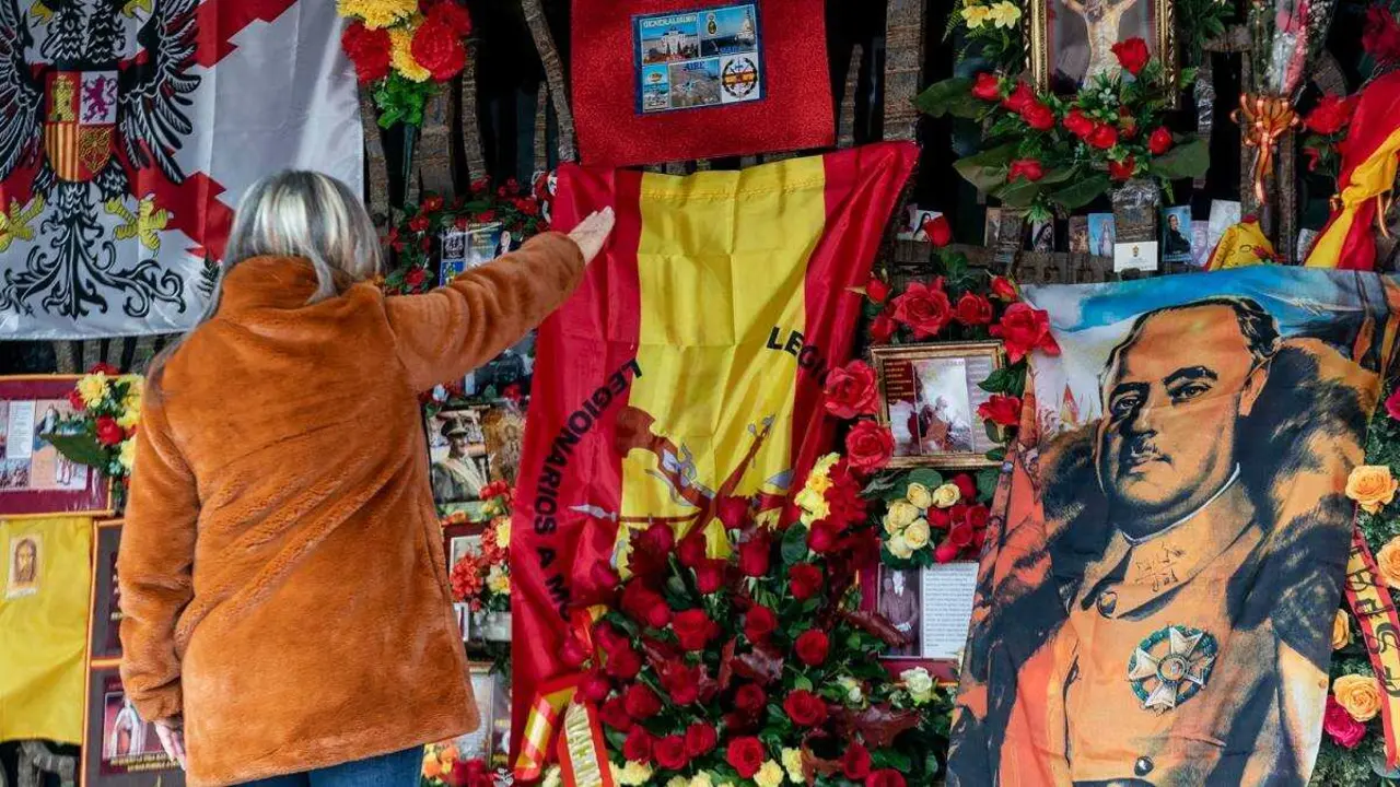 Una mujer realiza el saludo fascista ante el panteón de la familia Franco, en el cementerio de Mingorrubio, a 20 de noviembre de 2021 (Firma: A. Pérez Meca / Europa Press).