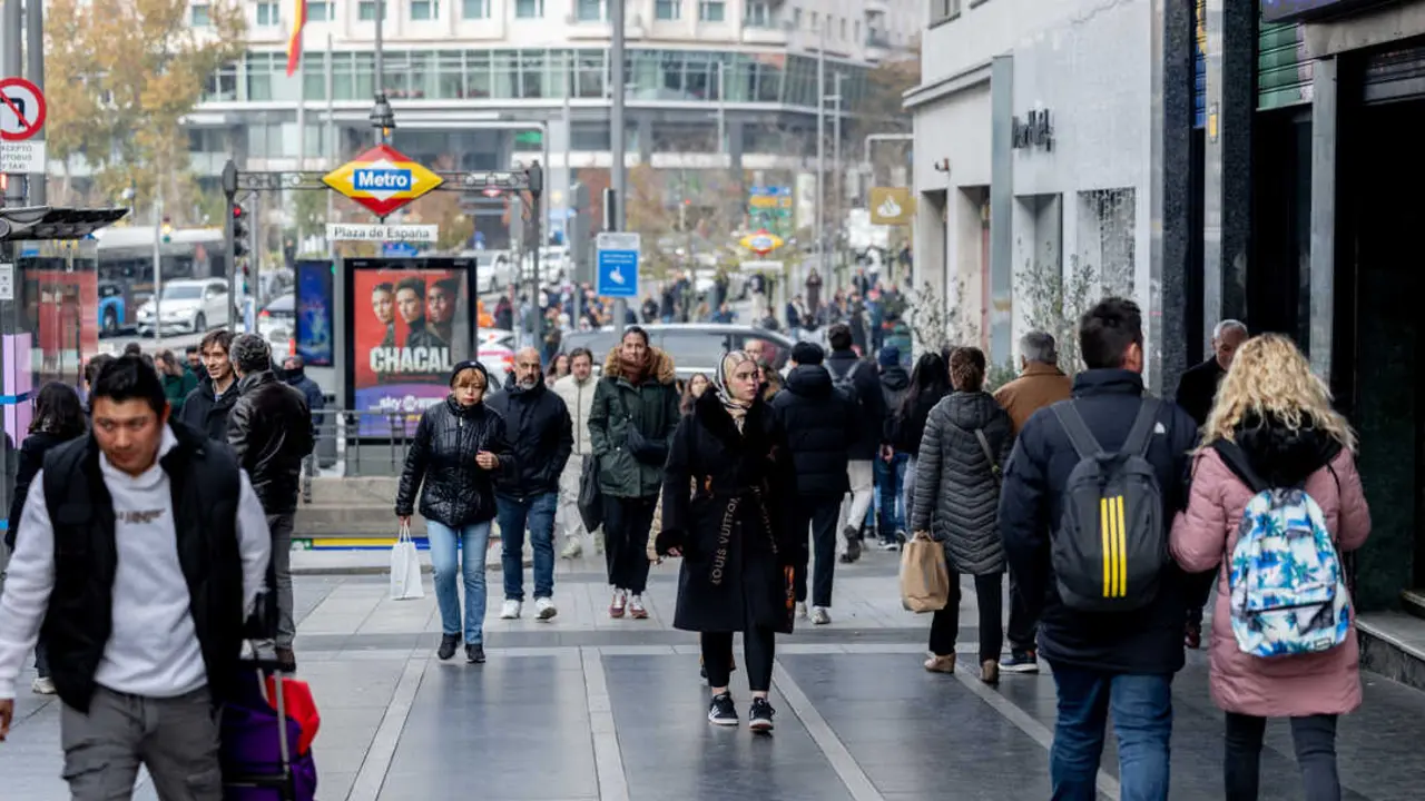 Varias personas en Gran Vía, a 14 de diciembre de 2024, en Madrid. (Foto: Ricardo Rubio / Europa Press)