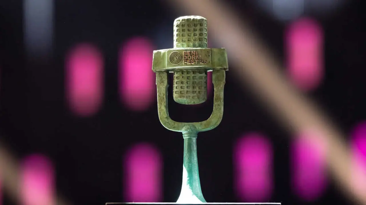 El Micrófono de bronce durante la gala final del Benidorm Fest 2025. (Foto: Joaquín Reina / Europa Press)