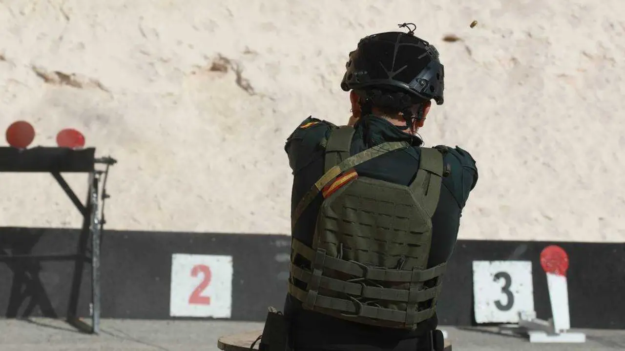 Un agente del Grupo de Acción Rápida (GAR) de la Guardia Civil se entrena en el KASOTEC de Jordania.