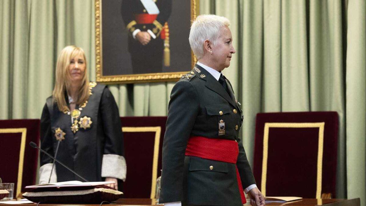 La presidenta del CGPJ, Isabel Perell&oacute; (i) y la general consejero togado Mar&iacute;a Bego&ntilde;a Aramend&iacute;a Rodr&iacute;guez de Austria (c), durante el acto de toma posesi&oacute;n como auditor presidenta del Tribunal Militar Central (Firma: Eduardo Parra / Europa Press).