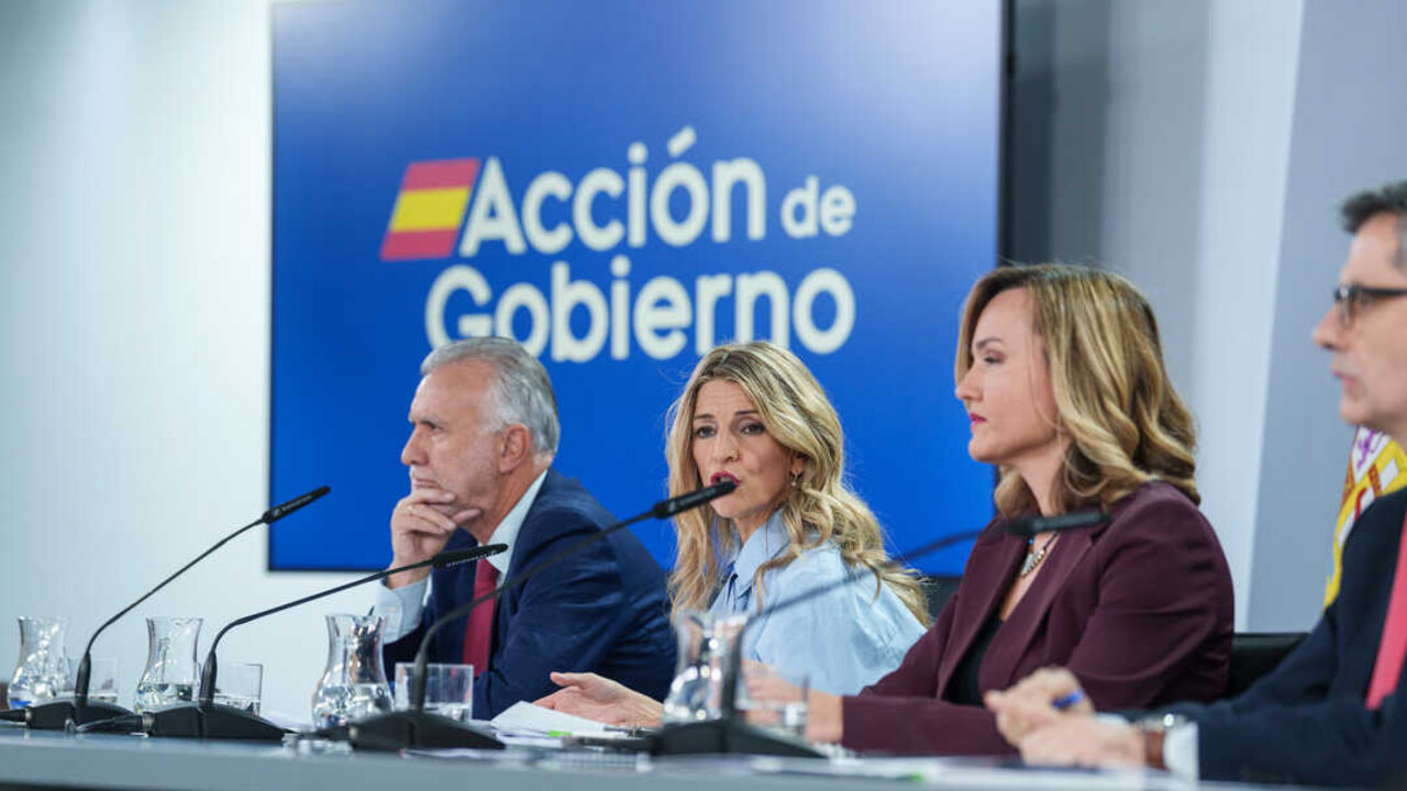 El ministro de Pol&iacute;tica Territorial y Memoria Democr&aacute;tica , &Aacute;ngel V&iacute;ctor Torres, la ministra de Trabajo, Yolanda D&iacute;az, la ministra de Educaci&oacute;n, Formaci&oacute;n Profesional y Deportes y portavoz del Gobierno, Pilar Alegr&iacute;a, durante la rueda de prensa tras el Consejo de Ministros, en el Palacio de La Moncloa, a 25 de noviembre de 2025, en Madrid (Espa&ntilde;a). (Matias Chiofalo / Europa Press)