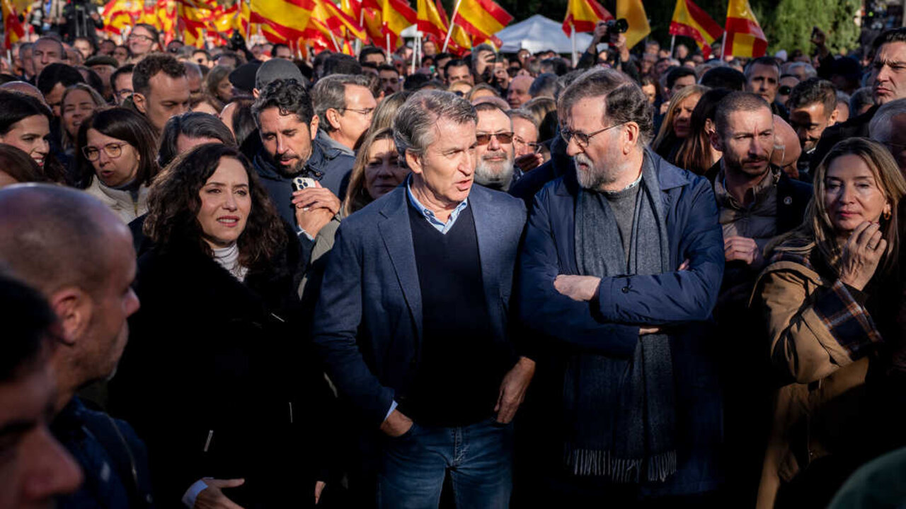 (I-D) La presidenta de la Comunidad de Madrid, Isabel D&iacute;az Ayuso, el presidente del Partido Popular, Alberto N&uacute;&ntilde;ez Feij&oacute;o, el expresidente del Gobierno, Mariano Rajoy, durante la concentraci&oacute;n contra la corrupci&oacute;n del Gobierno convocada por el PP, en el Templo de Debod, a 30 de noviembre de 2025, en Madrid. (A. P&eacute;rez Meca / Europa Press)