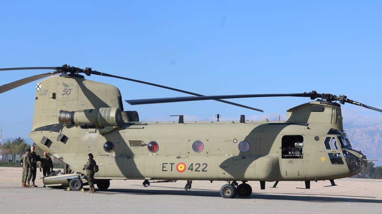 Felipe VI en uno de los helic&oacute;pteros Chinook de las Fuerzas Aerom&oacute;viles del Ej&eacute;rcito de Tierra (Firma: Marta Fern&aacute;ndez / Europa Press).