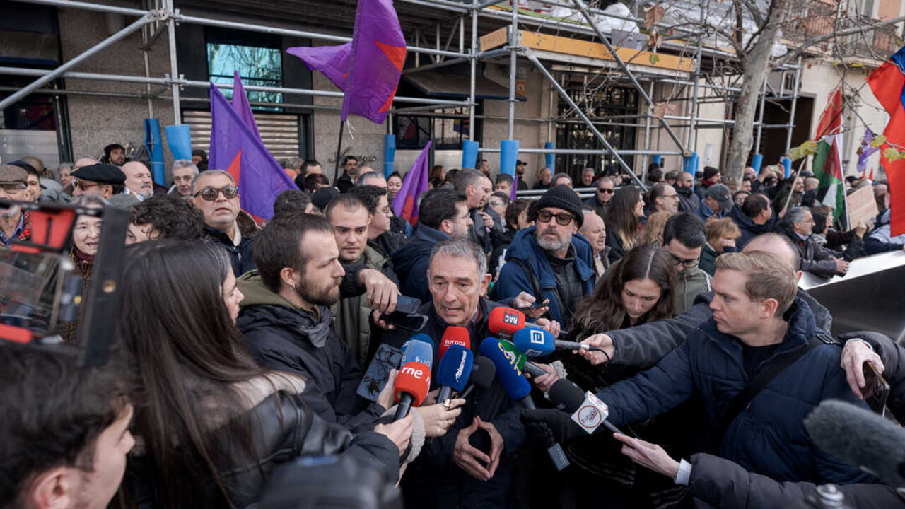 El diputado de Sumar Enrique Santiago (c) atiende a los medios durante una concentraci&oacute;n contra la agresi&oacute;n de EEUU a Venezuela, frente a la Embajada de EEUU, a 4 de enero de 2026, en Madrid (Espa&ntilde;a). (Diego Radam&eacute;s / Europa Press)