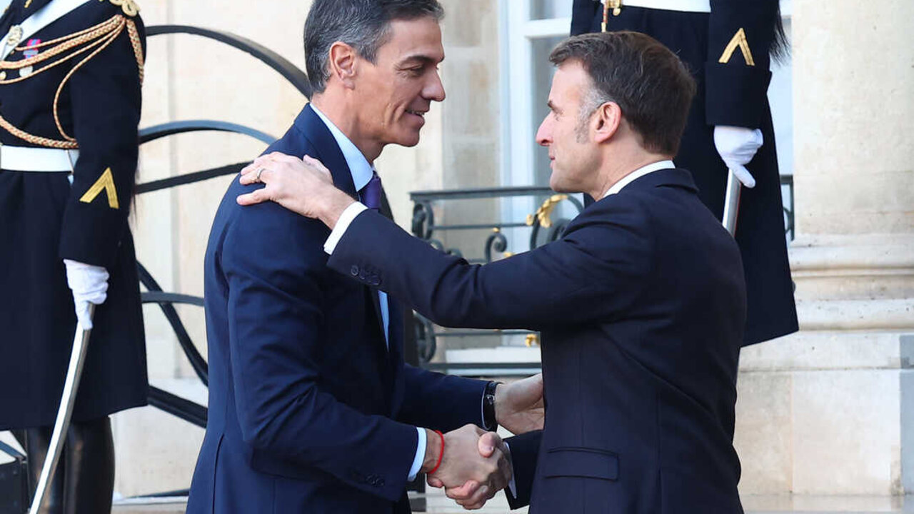 Pedro S&aacute;nchez junto a Emmanuel Macron en su llegada a la reuni&oacute;n de la Coalici&oacute;n de Voluntarios. (Pool Moncloa / Fernando Calvo)