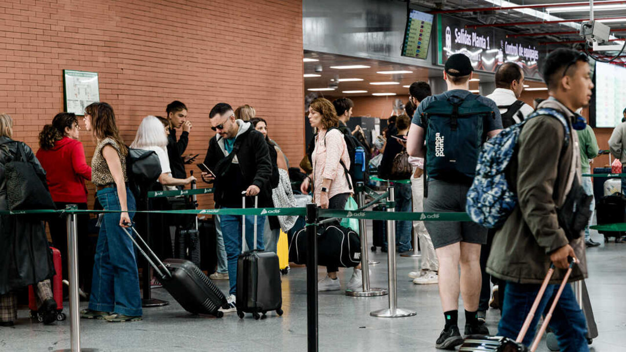 Viajeros en la Estaci&oacute;n de Madrid - Puerta de Atocha - Almudena Grandes, a 21 de octubre de 2025, en Madrid. Carlos Luj&aacute;n / Europa Press