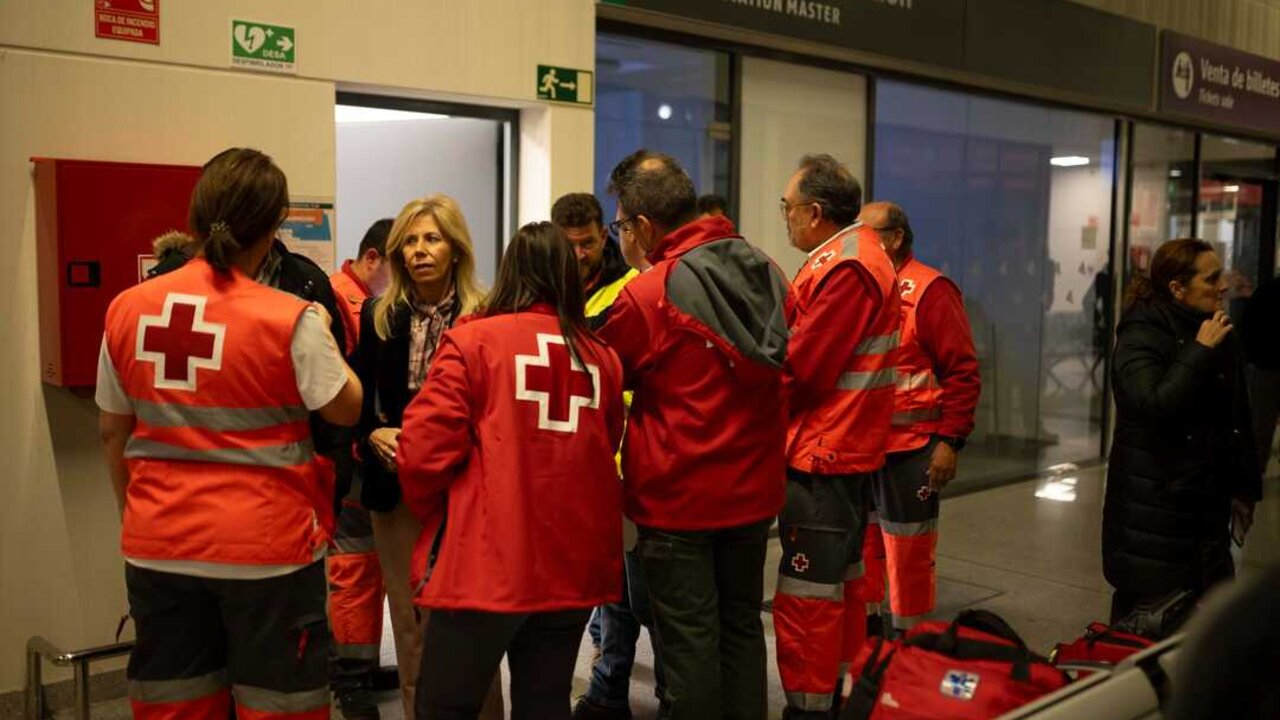 Familiares de los pasajeros del tren procedente de Puerta de Atocha y con destino Huelva, acuden a la estaci&oacute;n de trenes de Huelva. A 19 de enero de 2026, en Huelva. (CLARA CARRASCO / EUROPA PRESS)
