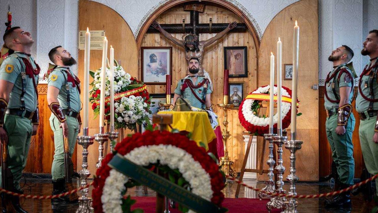Capilla ardiente del capit&aacute;n de la Legi&oacute;n ceut&iacute; &Aacute;lvaro Garc&iacute;a Jim&eacute;nez que falleci&oacute; en el accidente de tren en Adamuz (Firma: Antonio Sempere / Europa Press).