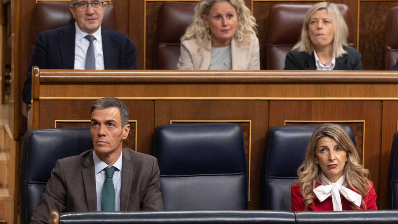 El presidente del Gobierno, Pedro S&aacute;nchez y la vicepresidenta segunda y ministra de Trabajo, Yolanda D&iacute;az, durante una sesi&oacute;n plenaria extraordinaria en el Congreso de los Diputados, a 27 de enero de 2026, en Madrid. (Eduardo Parra / Europa Press)