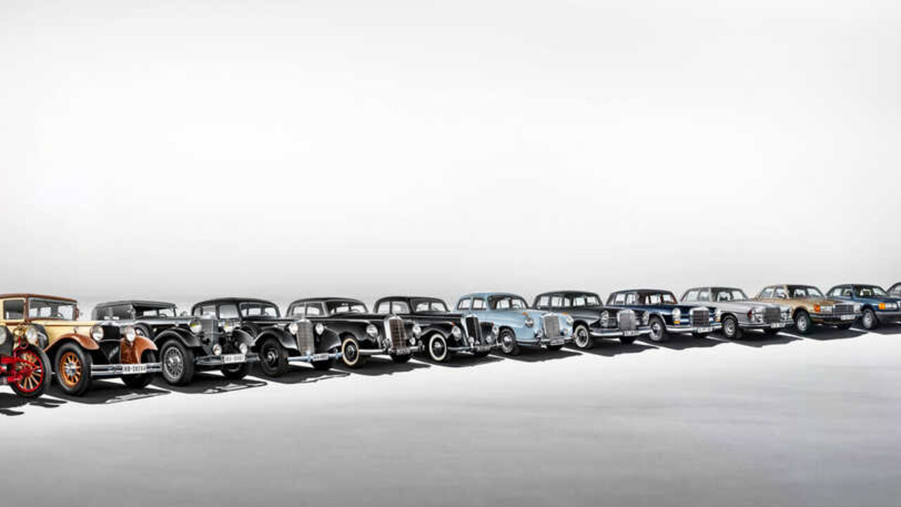 Die einzigartige Tradition der Mercedes-Benz S-Klasse: Ihre Geschichte beginnt 1903 mit der Konstruktion des leistungsstarken Mercedes-Simplex 60 PS, den sich Emil Jellinek 1904 als luxur&ouml;sen Reisewagen aufbauen l&auml;sst. Er ist im Mercedes-Benz Museum ausgestellt. Der Name S-Klasse hat im Jahr 1972 in der Baureihe 116 Premiere. (Fotosignatur der Archive von Mercedes-Benz Classic: 2008DIG3846) 

The unique tradition of the Mercedes-Benz S-Class: its history began in 1903 with the construction of the powerful Mercedes-Simplex 60 hp, which Emil Jellinek had converted into a luxurious touring car in 1904. It is on display in the Mercedes-Benz Museum. The name S-Class made its debut in 1972 in the 116 series. (Photo reference number in the Mercedes-Benz Classic Archives: 2008DIG3846)