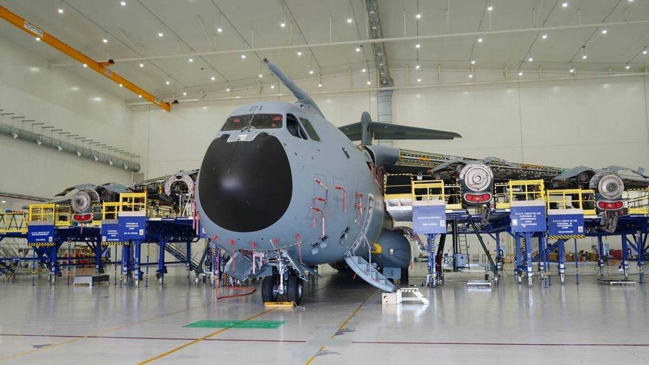 Un avi&oacute;n A400M del Ej&eacute;rcito del Aire, en un hangar de la Maestranza A&eacute;rea de Sevilla (Firma: Eduardo Briones / Europa Press).