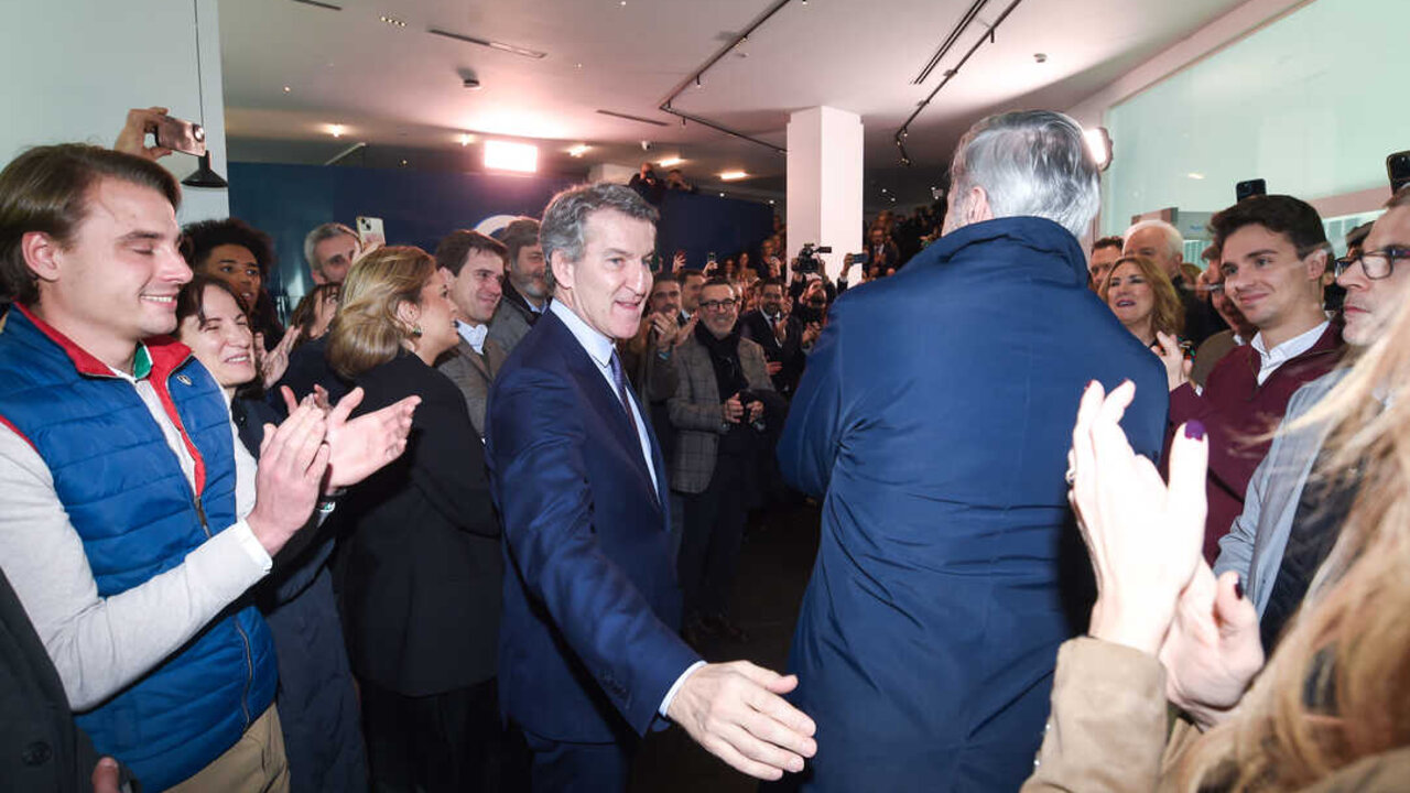 El candidato del PP a la reelecci&oacute;n en las elecciones de Arag&oacute;n, Jorge Azc&oacute;n (d), junto al presidente del Partido Popular, Alberto N&uacute;&ntilde;ez Feij&oacute;o (i), durante la reuni&oacute;n de la Junta Directiva Nacional del partido, a 9 de febrero de 2026, en Madrid (Espa&ntilde;a). (Gustavo Valiente / Europa Press)