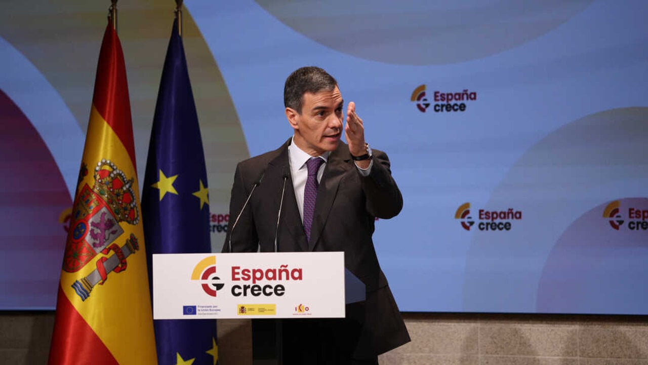 El presidente del Gobierno, Pedro S&aacute;nchez, interviene durante el acto de clausura de la presentaci&oacute;n del nuevo fondo &lsquo;Espa&ntilde;a Crece&rsquo;, en el Colegio de Arquitectos de Madrid, a 16 de febrero de 2026. (Alejandro Mart&iacute;nez V&eacute;lez / Europa Press)