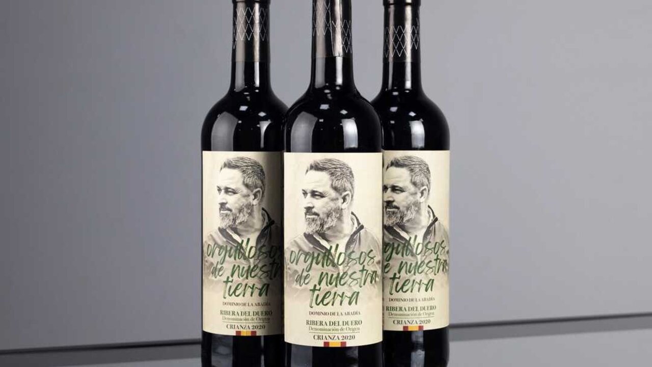 Vox vende botellas de Ribera del Duero con el rostro de Santiago Abascal
