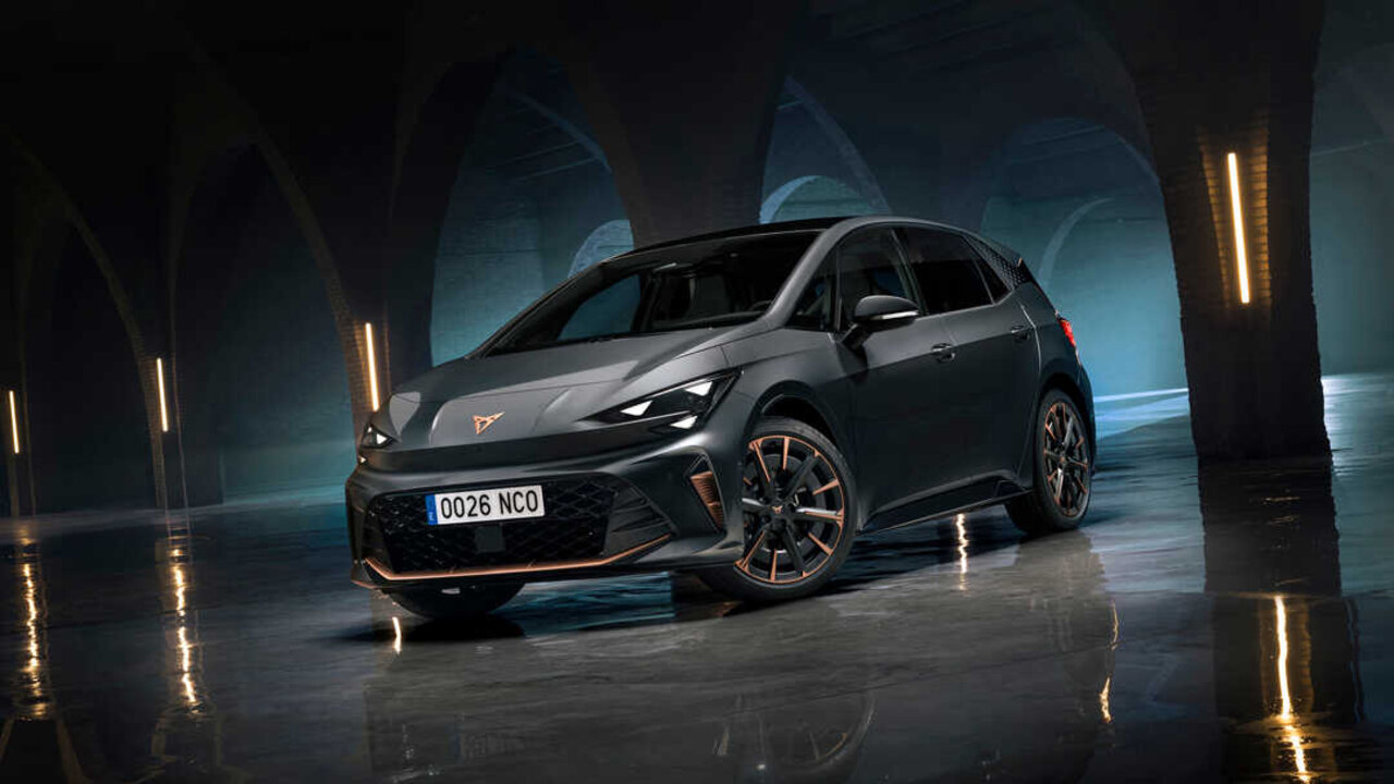 01_New-CUPRA-Born-brings-electrifying-performance-with-new-striking-design-improved-interiors-and-greater-technology_HQ