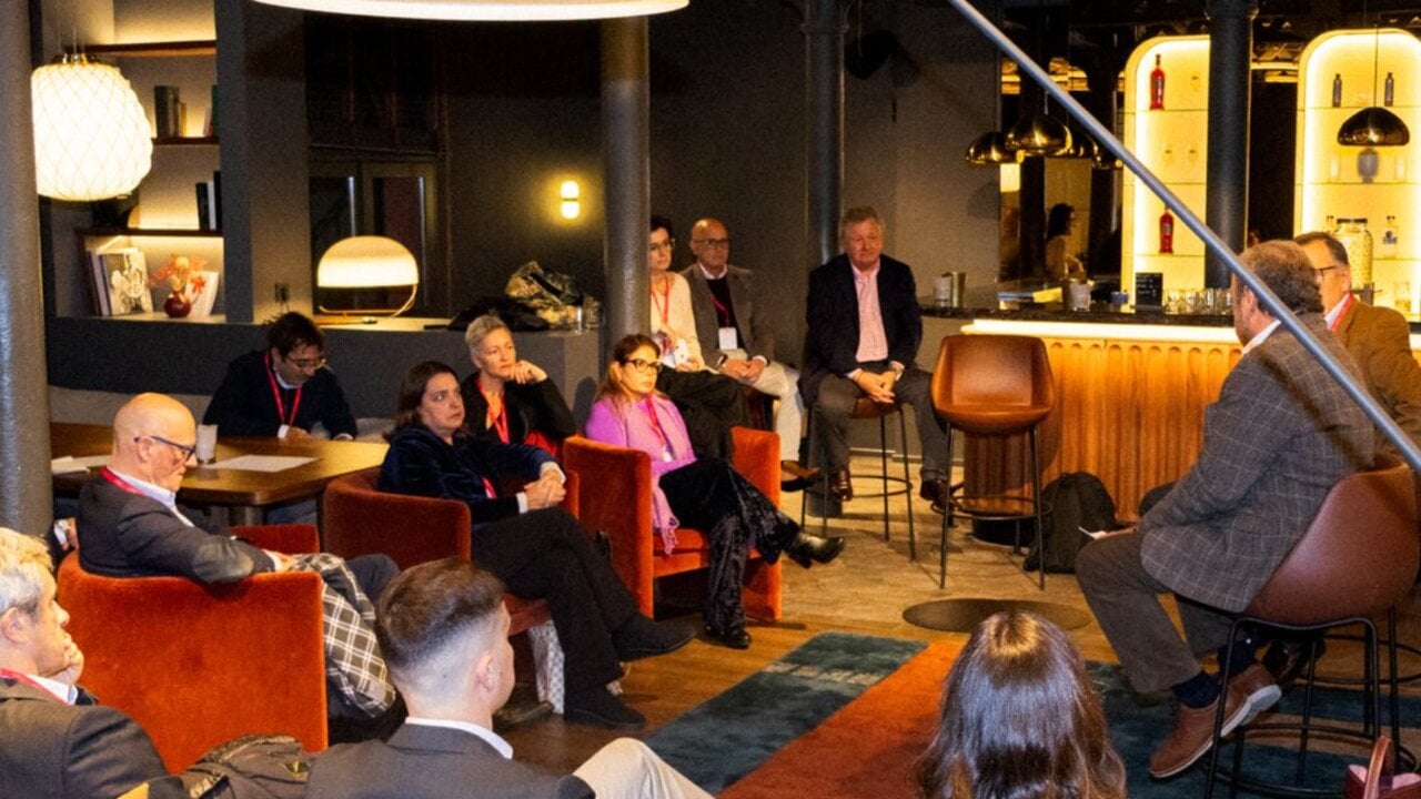 Miembros de la comunidad en una sesi&oacute;n en Juno House Barcelona