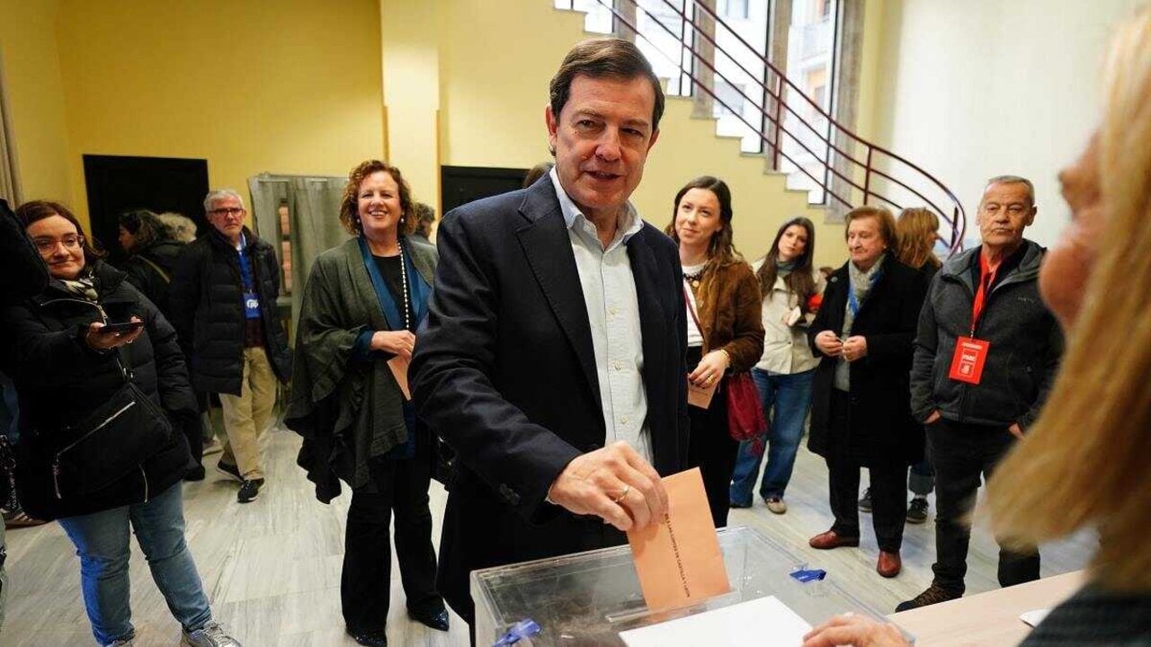 Alfonso Fern&aacute;ndez Ma&ntilde;ueco vota en Salamanca (Firma: Manuel &Aacute;ngel Laya / Europa Press).