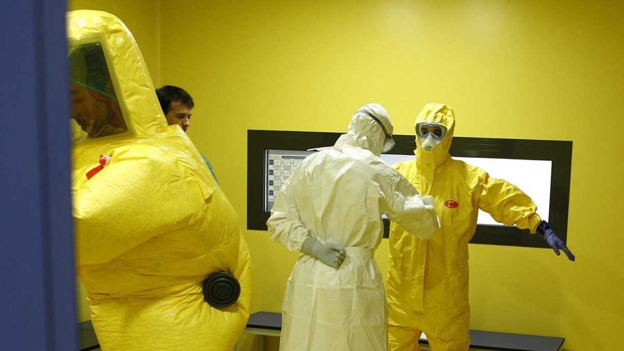Personal de la Unidad de Aislamiento de Alto Nivel se prueba trajes de protecci&oacute;n en el Hospital Central de la Defensa G&oacute;mez Ulla (Firma:&nbsp;Eduardo Parra / Europa Press).