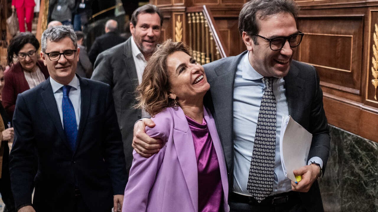 La vicepresidenta primera y ministra de Hacienda, Mar&iacute;a Jes&uacute;s Montero, y el ministro de Econom&iacute;a, Comercio y Empresa, Carlos Cuerpo, a su salida de una sesi&oacute;n plenaria, en el Congreso de los Diputados, a 26 de marzo de 2026, en Madrid (C&eacute;sar Vallejo Rodr&iacute;guez / Europa Press)
