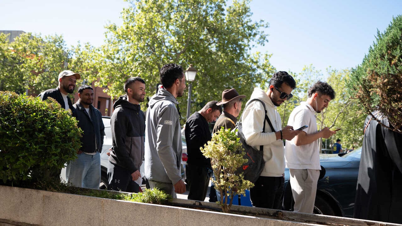 Varias personas hacen cola para entrar en la Embajada y Consulado de Marruecos, a 15 de abril de 2026, en Madrid. Isa Saiz / Europa Press