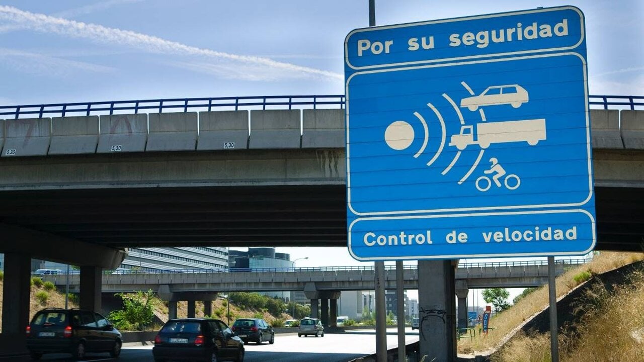 Un cartel de aviso de un radar (Foto: Direcci&oacute;n General de Tr&aacute;fico).