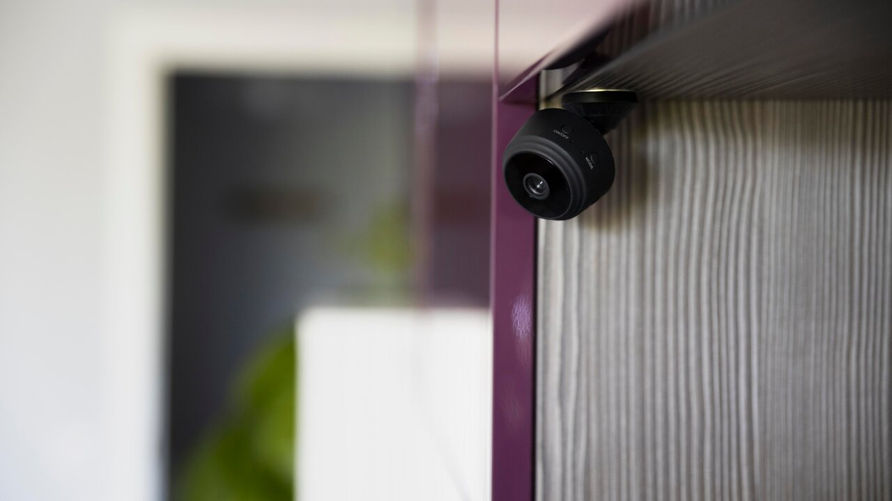 C&aacute;mara de vigilancia en el hogar. Freepik