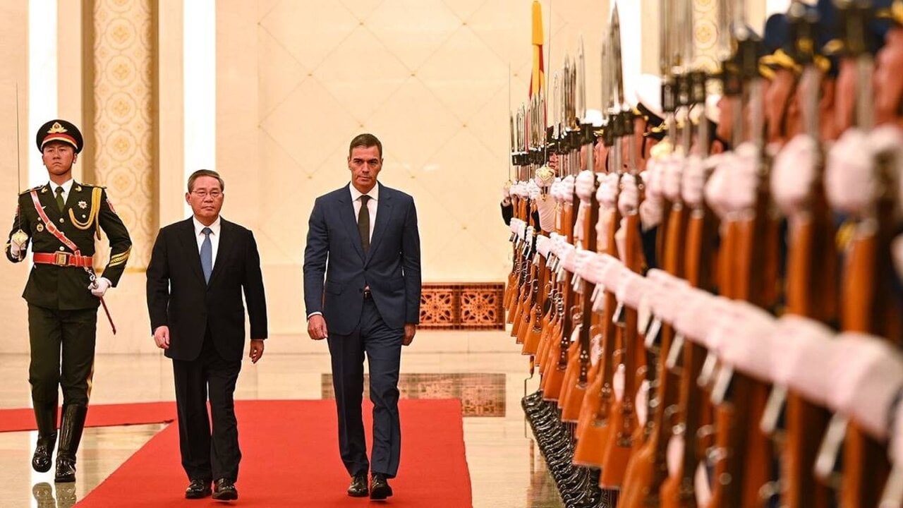 Pedro S&aacute;nchez asiste a la ceremonia de bienvenida en el Gran Palacio del Pueblo. | Foto:Pool Moncloa /Borja Puig de la Bellacasa.