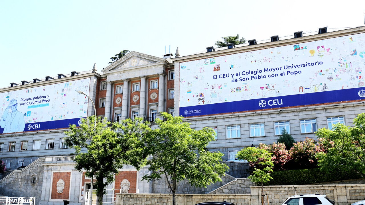 Dos lonas cubren la fachada del Colegio Mayor Universitario de San Pablo, sede de la Fundaci&oacute;n Universitaria San Pablo CEU y de la Asociaci&oacute;n Cat&oacute;lica de Propagandistas.